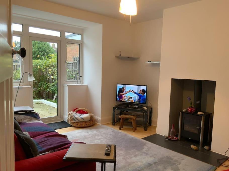 Warm And Cosy City Centre Home Near Train Station Chichester Extérieur photo